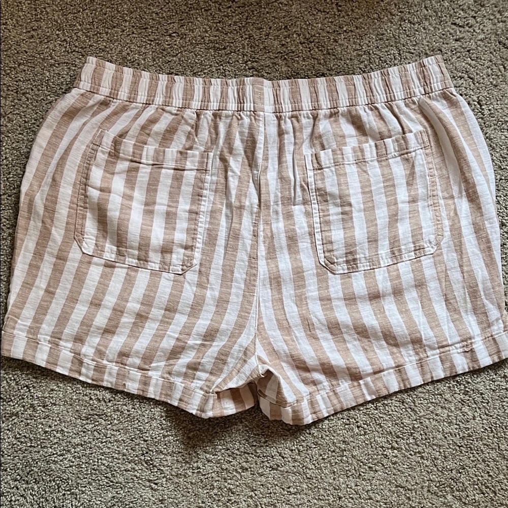 🌸🎉 5 for $20!! 🎉🌸 Old Navy High Waist Striped Beige Shorts - Picture 3 of 3